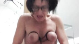 Squirting milf titt hanging