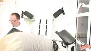 Extremsquirt beim Frauenarzt - 2 image