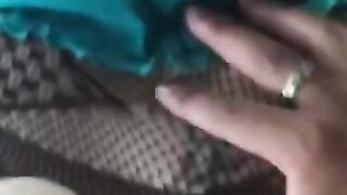 Il Mio Nipote Mi Sorprende a Masturbarmi e MI RIEMPIE LA FIGA  DI SPERMA MENTRE SQUIRTO !!!