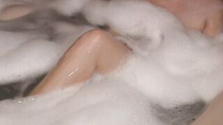 SexyLeni squirts in the bathtube