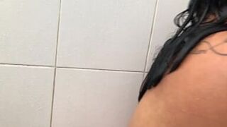 Big ass girl masturbates in the bathroom - 1 image