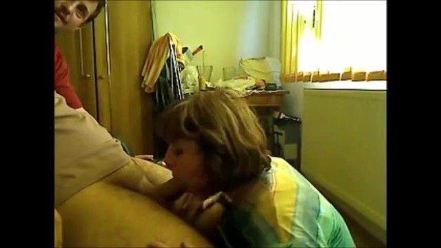 Mamãe sexy dando chupada no jovem vizinho durante o tempo em que o marido está no trabalho